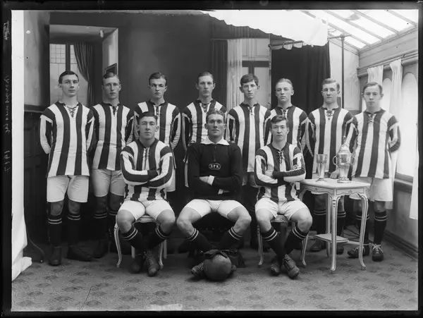 Sarpsborg Fotballklubb, Norgesmester i 1917.

Sarpsborgs v