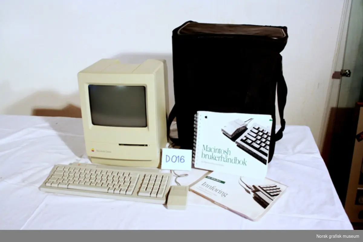Personlig datamaskin av typen Macintosh Classic fra Apple Inc. Dette var Apples billigmodell, som ble lansert som respons på at utviklingen av Microsofts Windows begynte å ta igjen Mac'en i både ytelse og systemegenskaper. I annonseproduksjonen brukte man Mac først, så tok PC igjen utviklingen, og ble bedre på store organisasjoner. Denne typen datamaskin var i bruk før harddisk- og tower-anleggene som f.eks. på reg. nr. ST-G.03064.