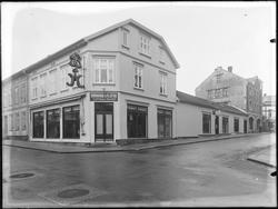 Brokhaug & Mostad i Pellygata 74 i Sarpsborg, 1932-33.

Lu