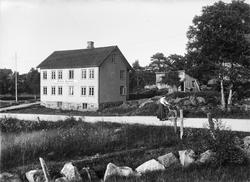 Øyestad sparebank i Arendal. Kvinne holder to sykler (den en