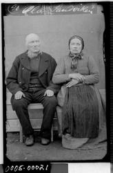 Portrett av eldre mann og kvinne.