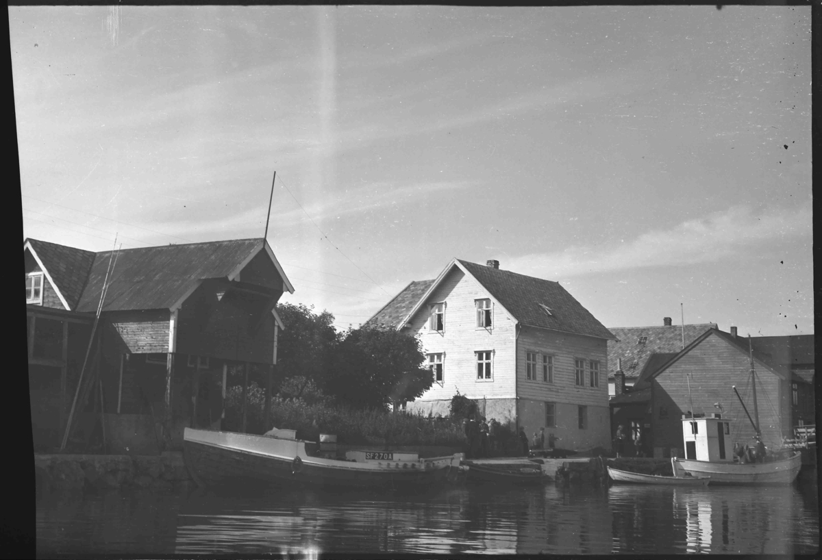Huset og butikken til Peter Nikø i Bulandet. Motorbåten Må Sleipner SF 270 A har byggeår 1945 og var eigd av Andreas Kjæmpenes, Bulandet.