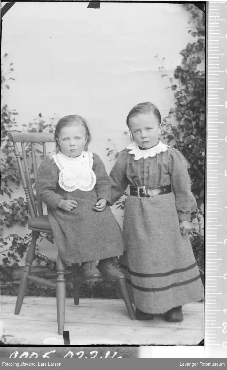Portrett av to små jenter.