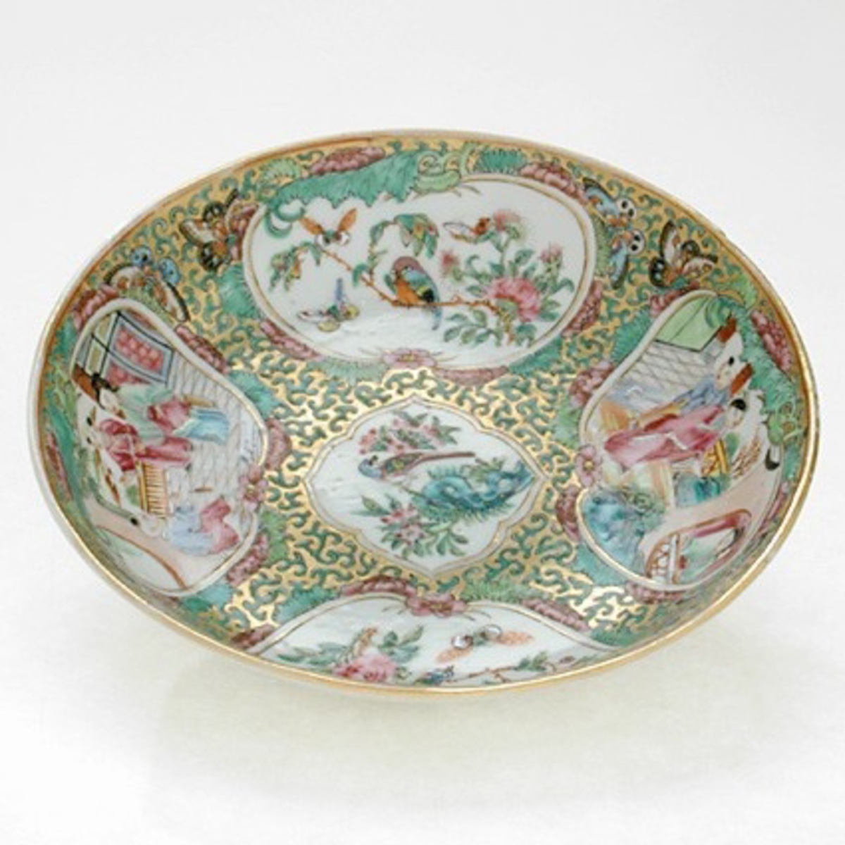 Skålfat: diam. 16 cm.

Ett skålfat, tillhörande fyra koppar med fat (VM 21 810:1-4), från Daoguan perioden 1820 - 1850 i s.k. mandarinporslin eller ''Canton Mandarin''.


Kopp och fat visar ett mycket tät dekor med figurscener med motiv från mandarinfamiljer. Scenerna är placerade inom ett  ramverk av blomrankor och brokadmönster på en grund av guld.

Porslinet är inmärkta 21 810:1-4 för kopp med tillhörande fat har samma nummer, skålfatet inmärkt med nummer 21 810:5.
 Kopparna har en grepe som går 1,9 cm utanför koppens sida.

Föremålet ingår i en samling av porslin och 5 vapen är en testamentegåva av landsfogde Curt d´Orchimont f. 1898-1978
 och dennes hustru Elsa Hilda f. Abramson  1900-1996. Sedan giftemålet 1934 har makarna varit bosatta på Björkås i Vargön, Västra Tunhems socken, Västergötland.


Efter Elsa d`Orchimonts död 1996 trädde testamentet i kraft och samlingen överlämnades till Älvsborgs länsmuseum. Fastgheten Björkås överlämnades till Vänersborgs kommun medan lösöre och böcker lämnats till Vänersborgs bibliotek.