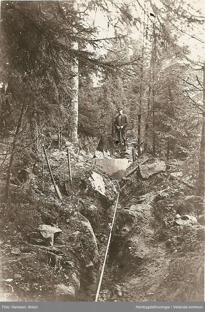 Hophage-källan, Amnabro, 1916
. 
Fröderyds Hembygdsförening