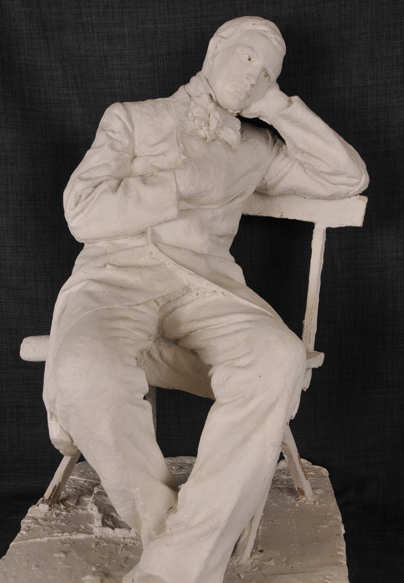 Portrett av J. S. Welhaven. Ein utrykksfull heilfigur av diktaren med tittel frå verset "det er en bitter kvide".