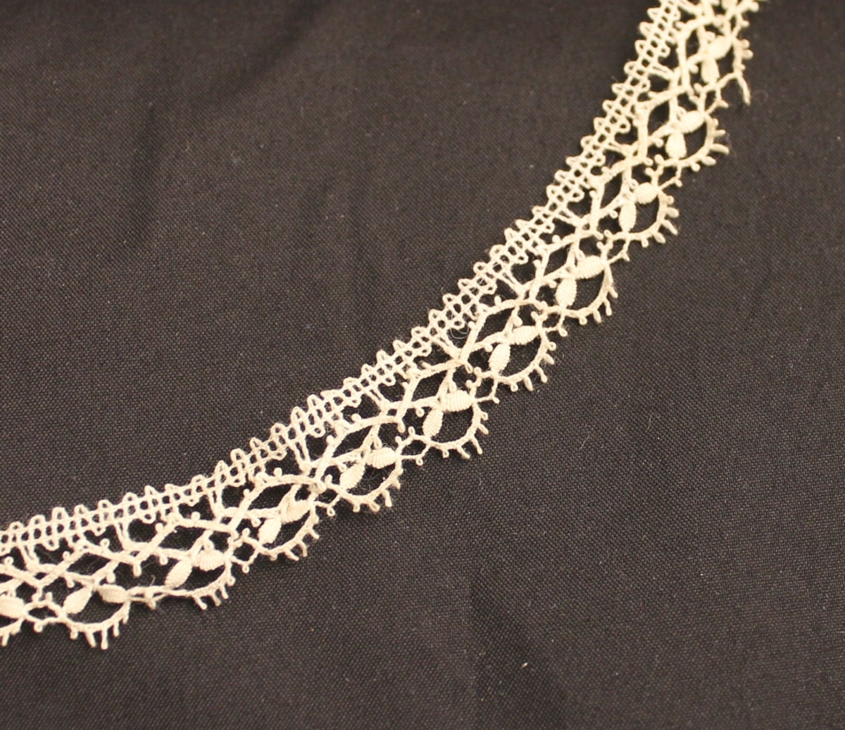 Buer med picoter, kryssende mandler i hver bue.