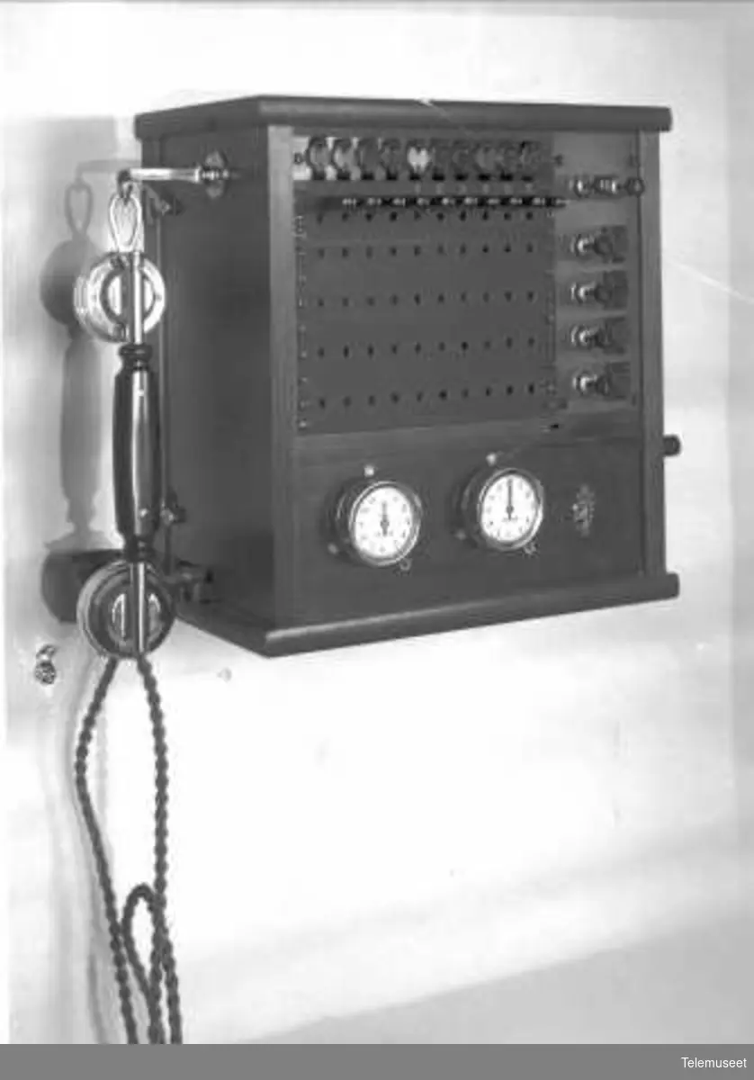 Telefonsentral, magneto proppveksler 10 lj. for bord/vegg Riks. 21.9.1925 Elektrisk Bureau.
