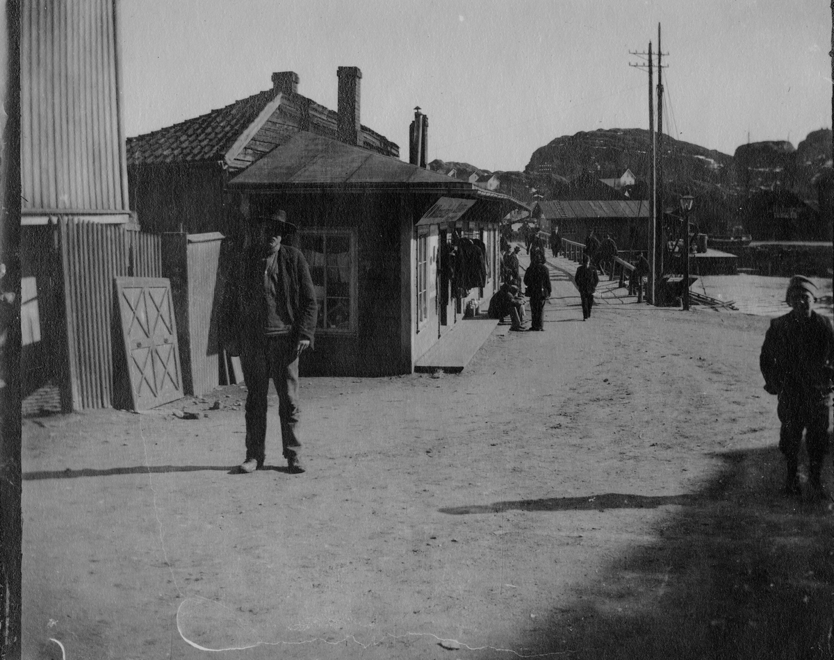 Torgrim Jørgensen ( "Rask og Flink") Ved Jens Lauersens basarbygning ved Dampskipsbrua 1895. Kragerø
