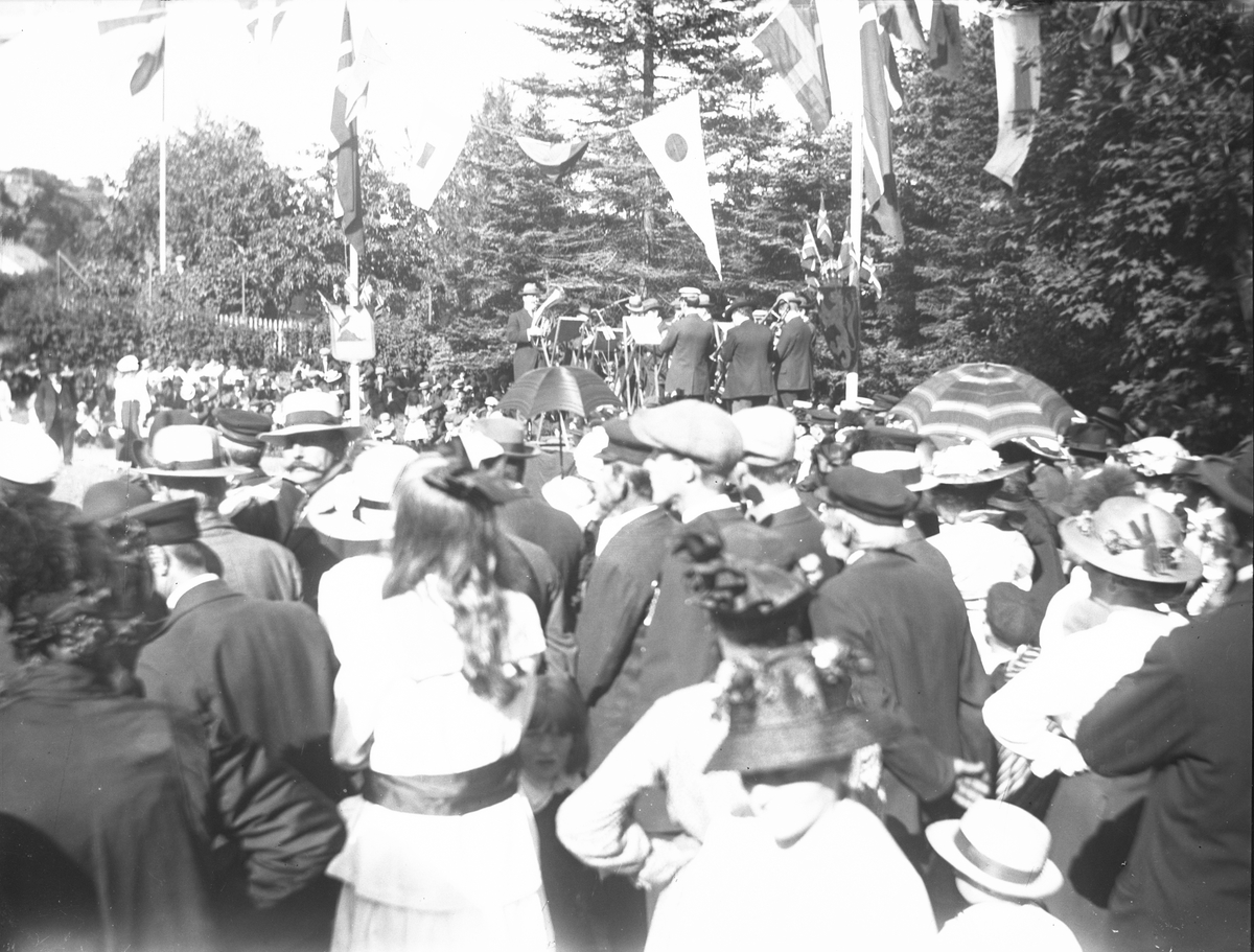 Festivitas i Biørnsborgparken - avduking av bjørnefontenen 1917. Kragerø