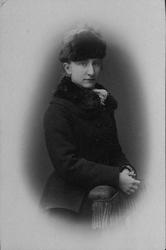 Henriette Marie Homann, Jeia i hatt og jakke med pelskrage.