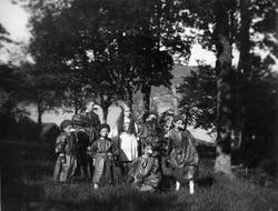 Barn underholder de voksne med skuepill i hagen - "Bryllup p