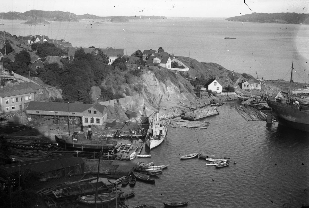 Kragerø Slip & Mekanisk verksted, Kragerø omtalt som Slippen og eid av N.O.Nilsen. Bygget den første jernbåten i 1917. Skrubben i bakgrunnen.