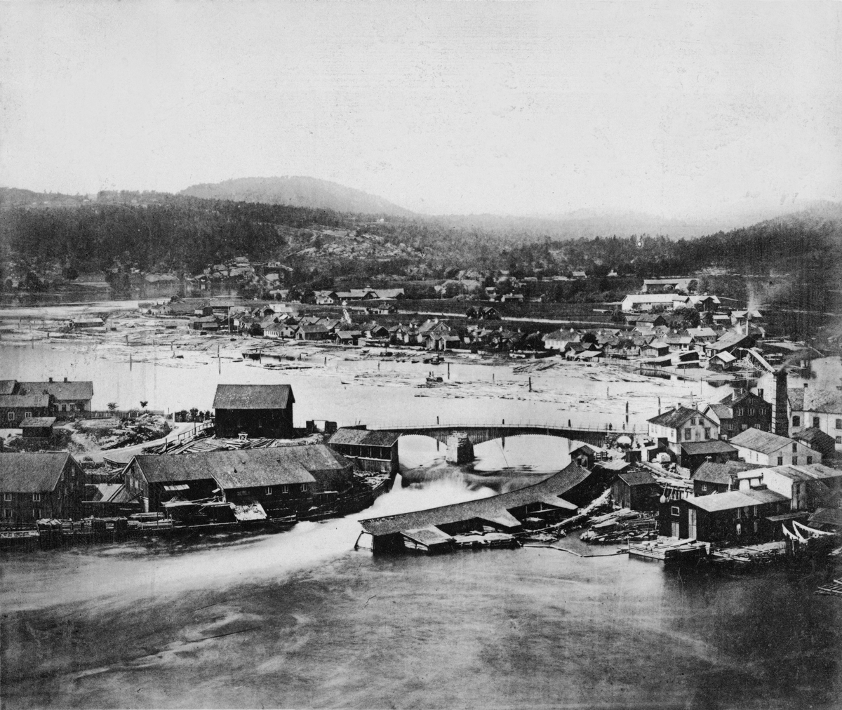 Panoramabilder over gamle Skien fra Kleiva før brannen 1886.