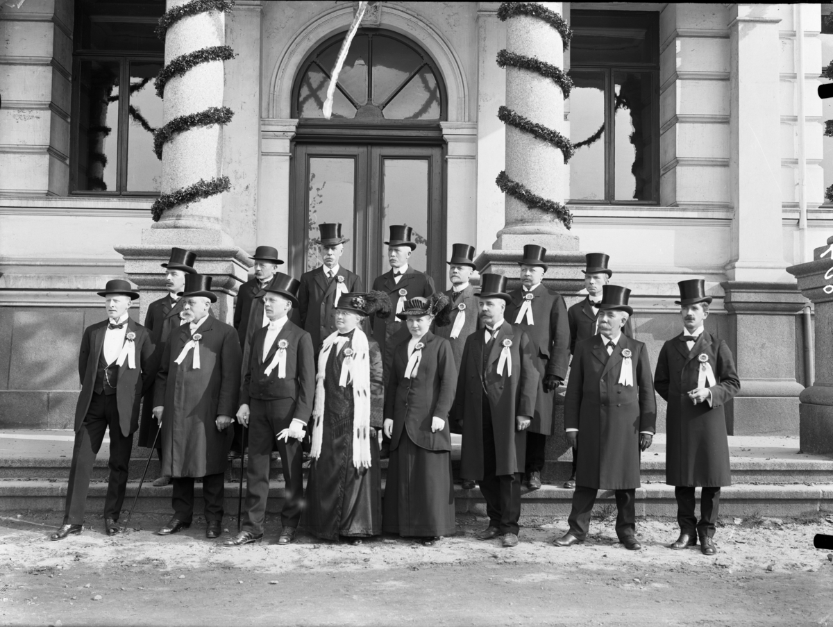 Gruppe fotografert foran Skien Rådhus 13 august 1905. Formannskap ...
