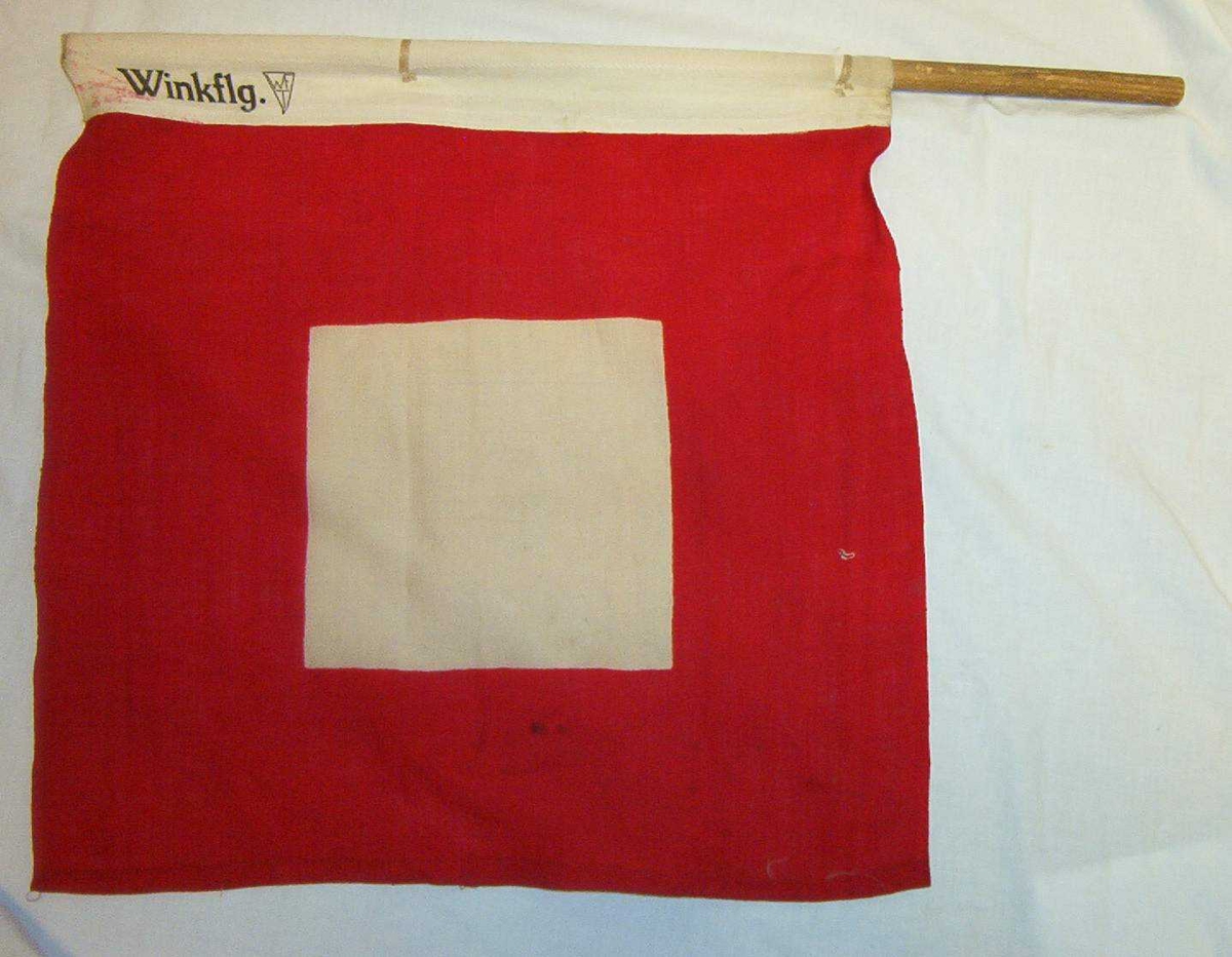 Kvadratisk rødt flagg med hvitt kvadrat. Trehåndtak.