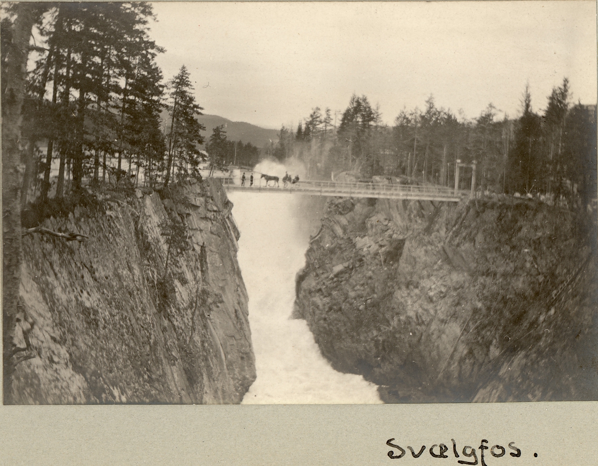 Svælgfoss, Notodden på begynnelsen av 1900-tallet. Hest med vogn og mennesker på brua over fossen. 