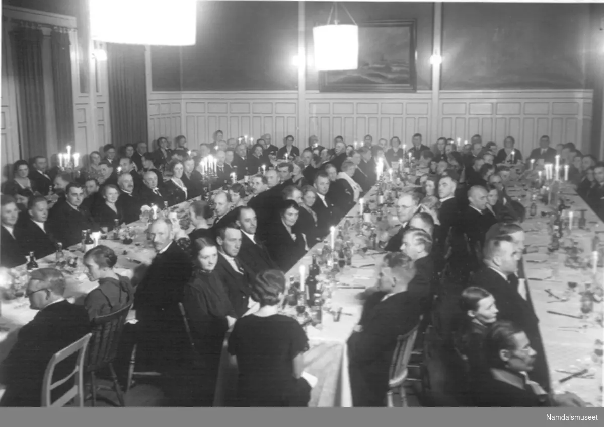 Namsos. Namdalsutstillingen 1934 -- festmiddag i Namsos Atenæum. (Bildet er tatt samtidig som bilde NAMF. 1034, men det er ikke samme bilde.)
