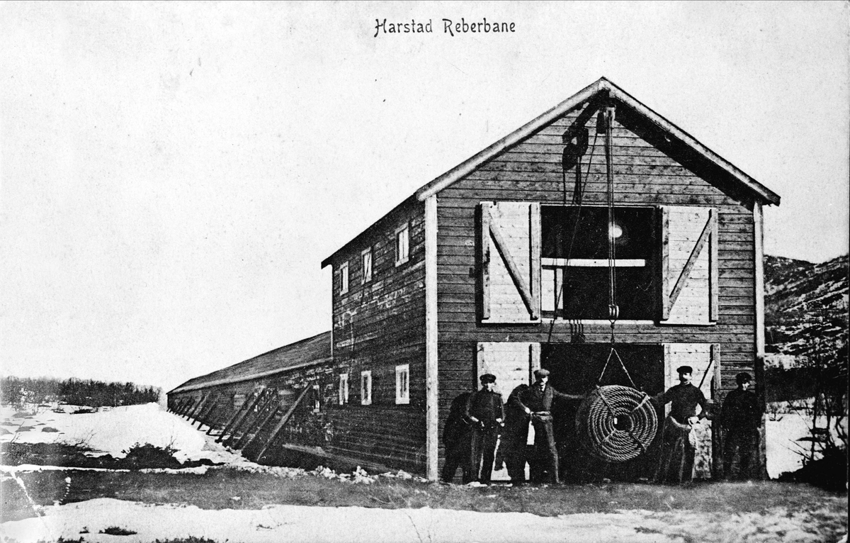 Postkort med Harstad Reperbane på Seljestad som motiv. Arbeidere med taukveil i forgrunnen.