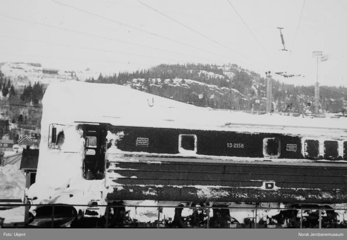 Et nedsnødd elektrisk lokomotiv El 13 nr. 2158 på Ål stasjon med lokpersonalet