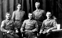 Bak fra høyre: Olav Paulsen. Foran fra venstre:  Kristian La