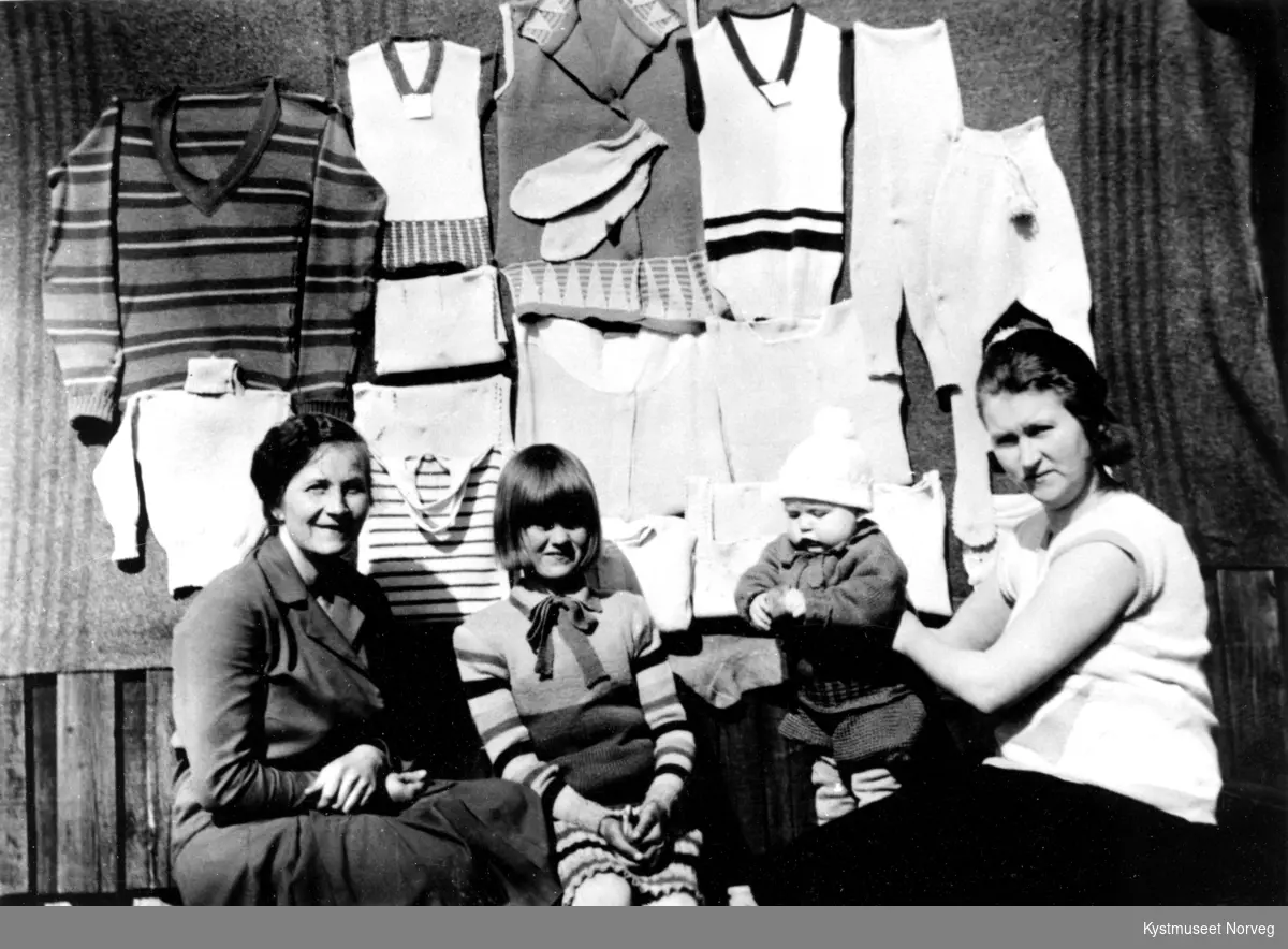 Maskinstrikkekurs, fra venstre ukjent lærerinne, Edith Formo, Sam Formo og Snefrid Haltvik Formo
