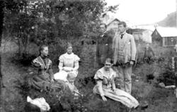 Ukjent familie ute i hage på Hagan i Nærøy