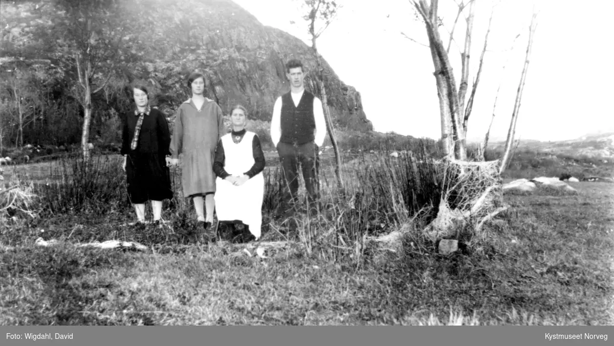 Alvilde Andreasdatter Johansen og tre av barna, Anna Johansen Brenna, Salgerd Johansen Myhre og Atle Johansen