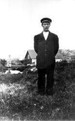 Hartvik Johansen med ukjent kvinne i bakgrunnen