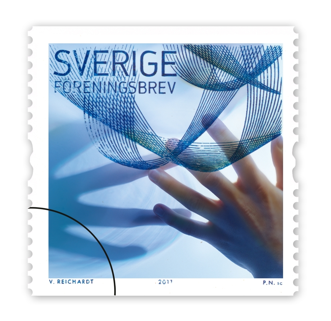 Ett blått frimärke med en hand och ett nät som ska illustrera nätverk.