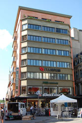 Vern, utvikling, stil og arkitektur: Egertorget