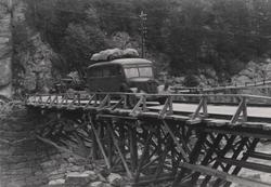 Buss på provisorisk bro over Gudbrandsdalslågen, lastebil ve