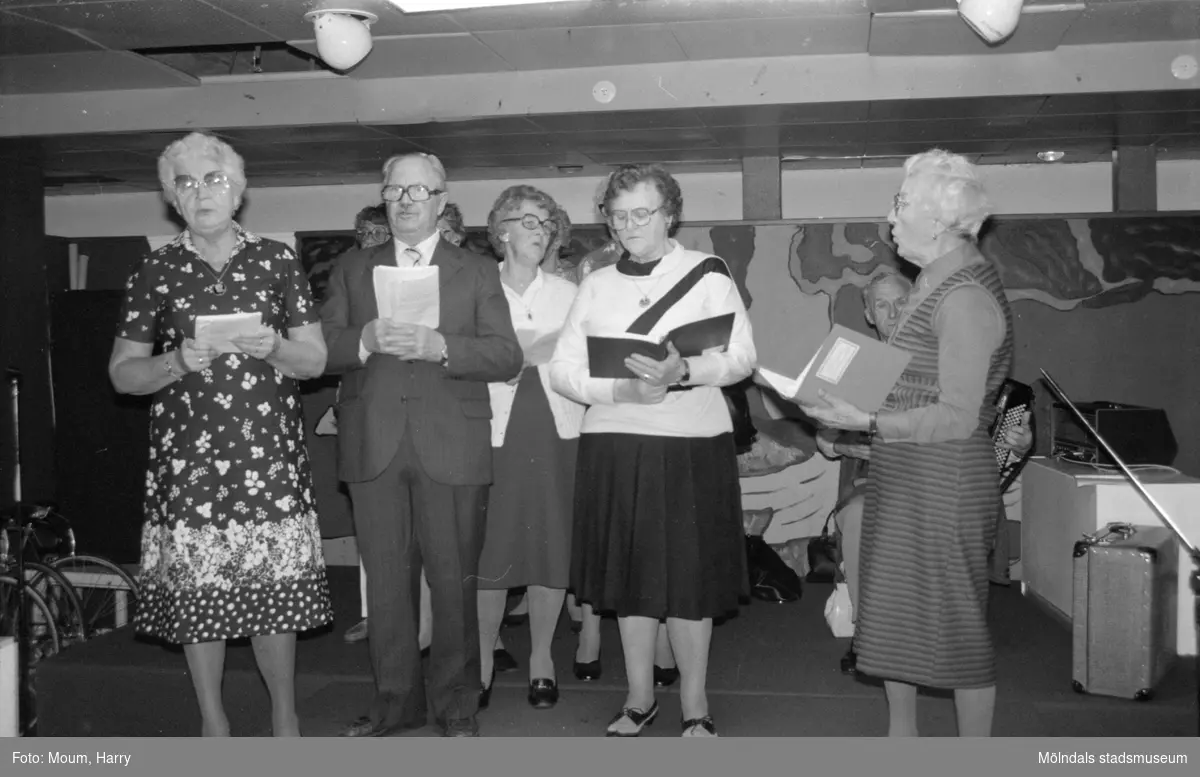 Föreningarnas dag i Kållered, år 1984. Kållereds PRO's sånggrupp. Kvinnan till vänster Kerstin Karlsson och ledaren till höger Sigrid Börjesson, också ordf. i PRO Kållered.

För mer information om bilden se under tilläggsinformation.