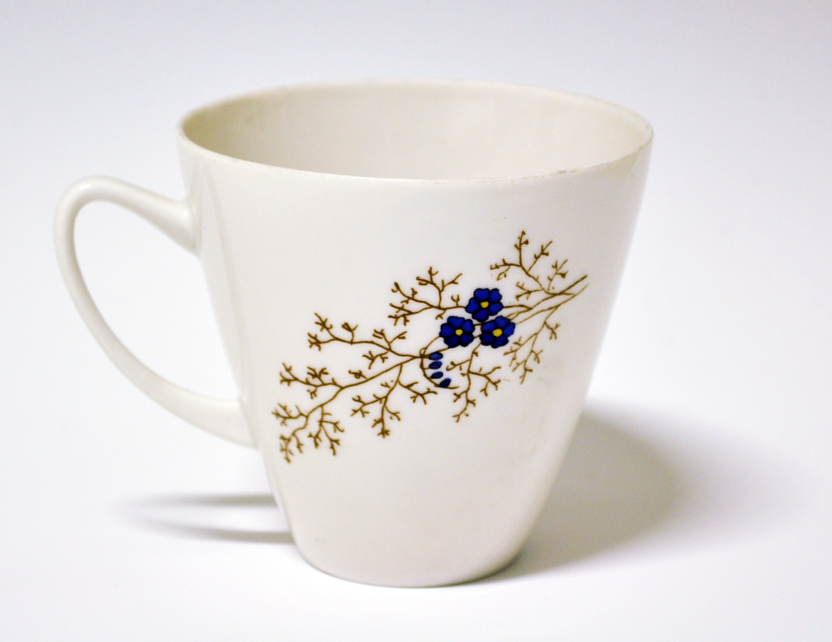 Kopp med skål av porselen. Skålen merket B. Modell nr. 2340 Jubileum   Håndmalt dekor med blå blomster på brun gren. Dek.nr. 1477 (merket under).