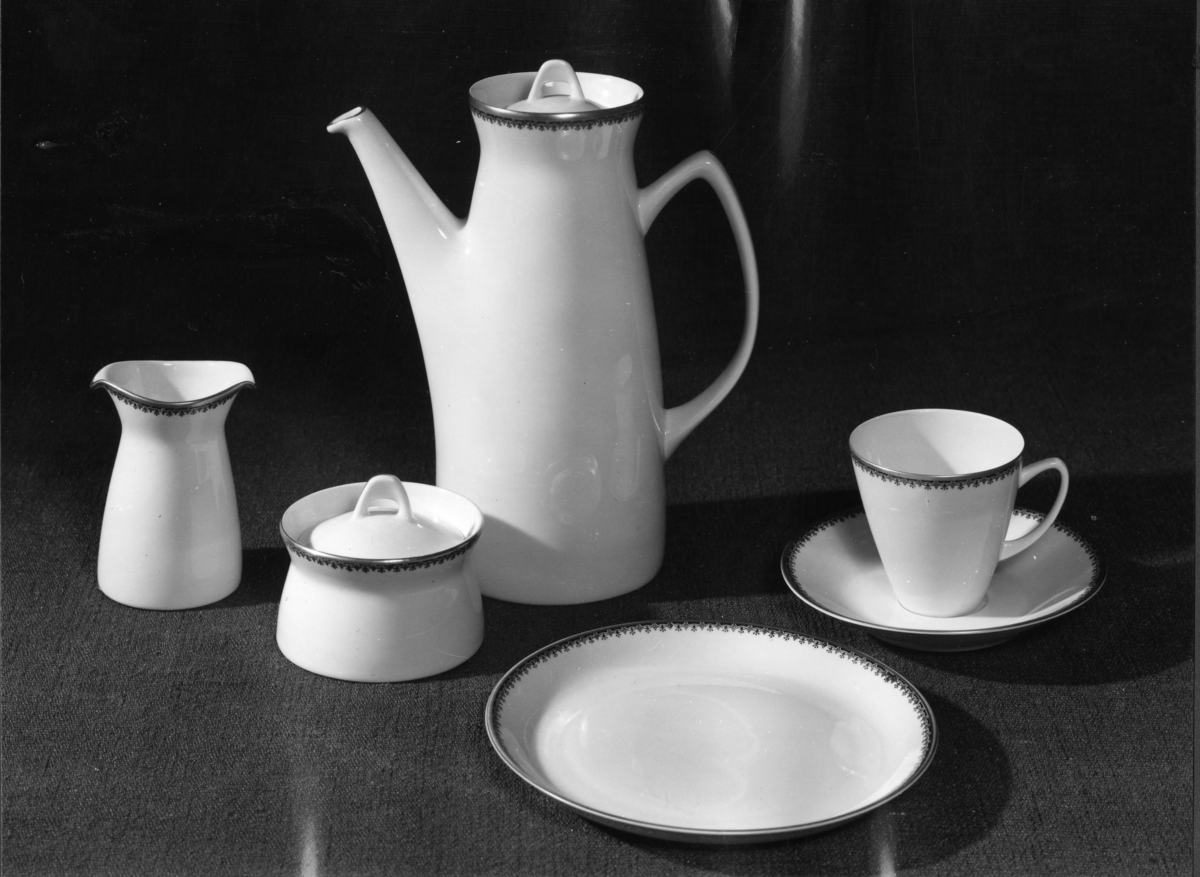 Produktfoto av kaffe/te-servise, kopp m/skål, kanner

Denne modellen heter Jubileum, den ble produsert fra 1959 og fremover, og den er designet av Eystein Sandnes.