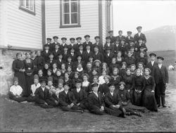 Gruppebilde av konfirmanter utenfor Tysfjord kirke.