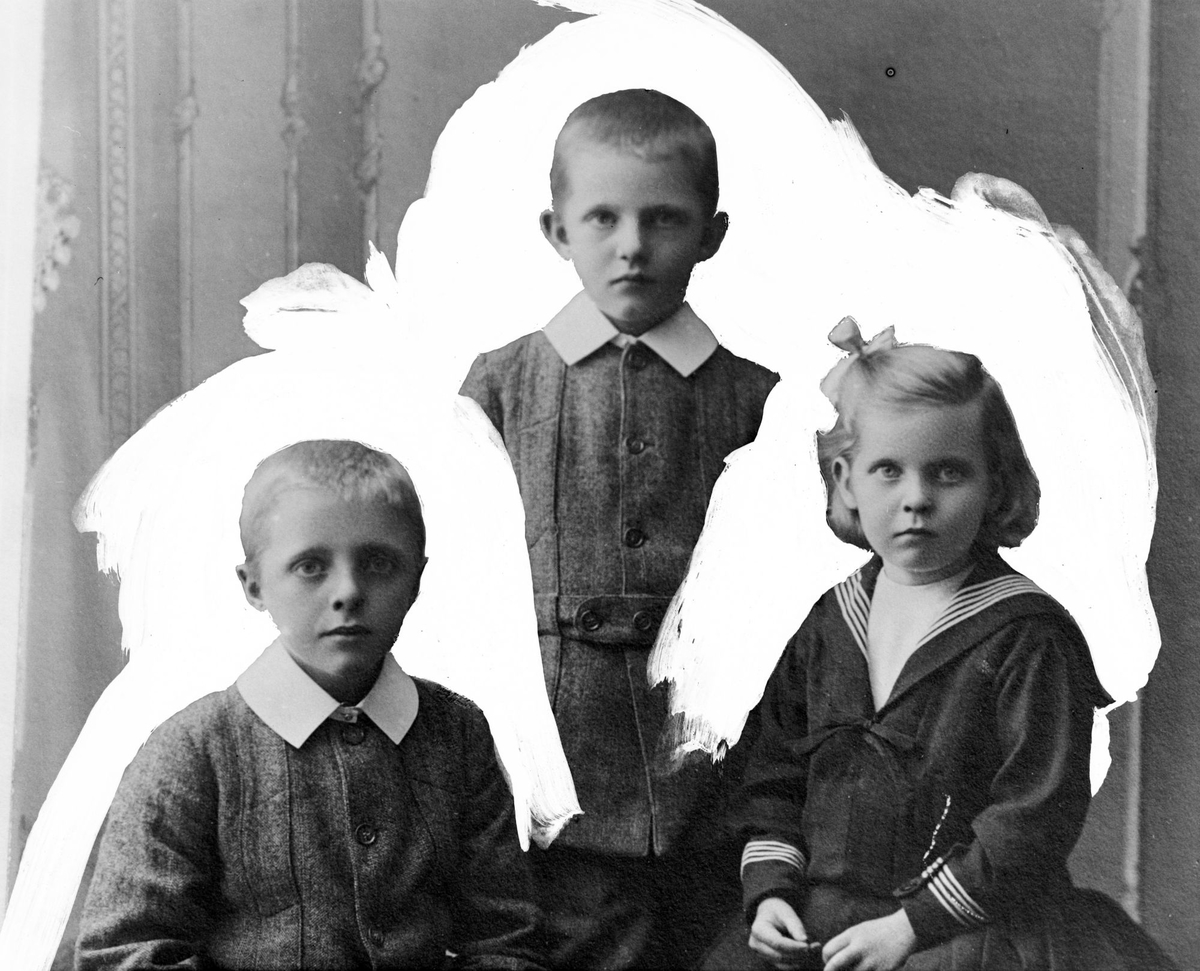 Studioportrett av tre barn med hvit bakgrunn.