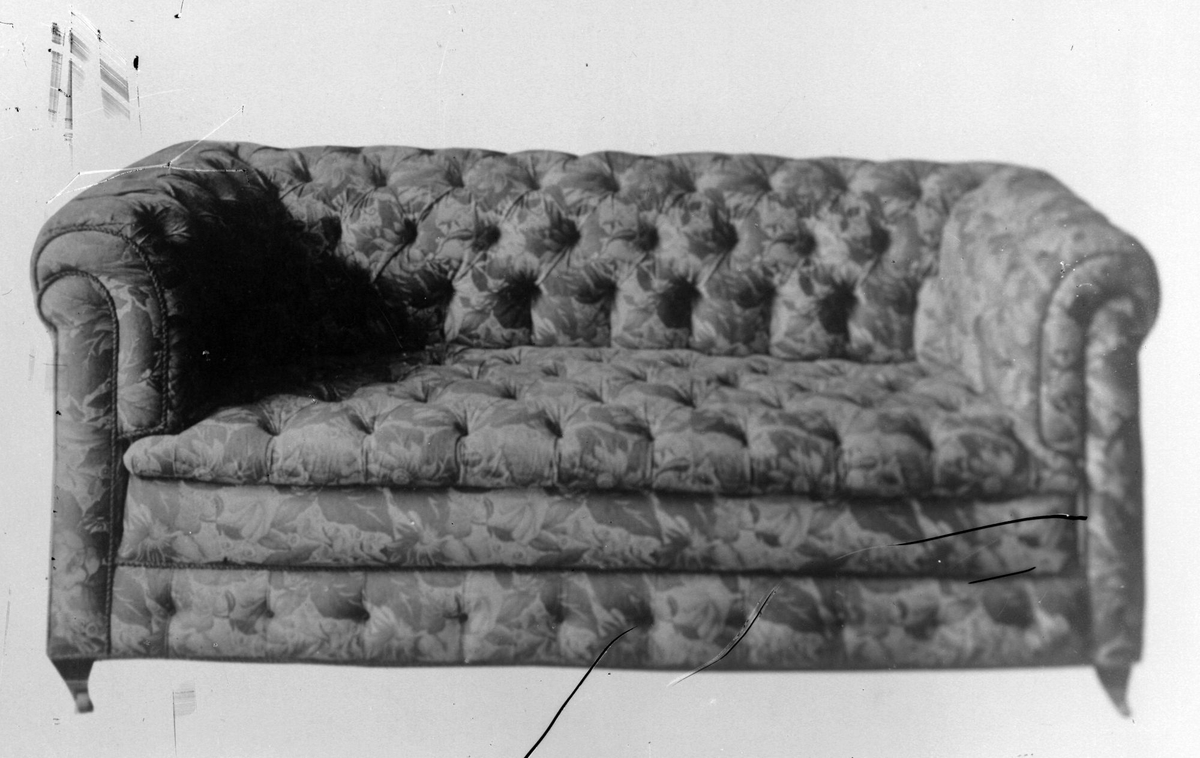 Sofa fotografert mot en nøytral bakgrunn.