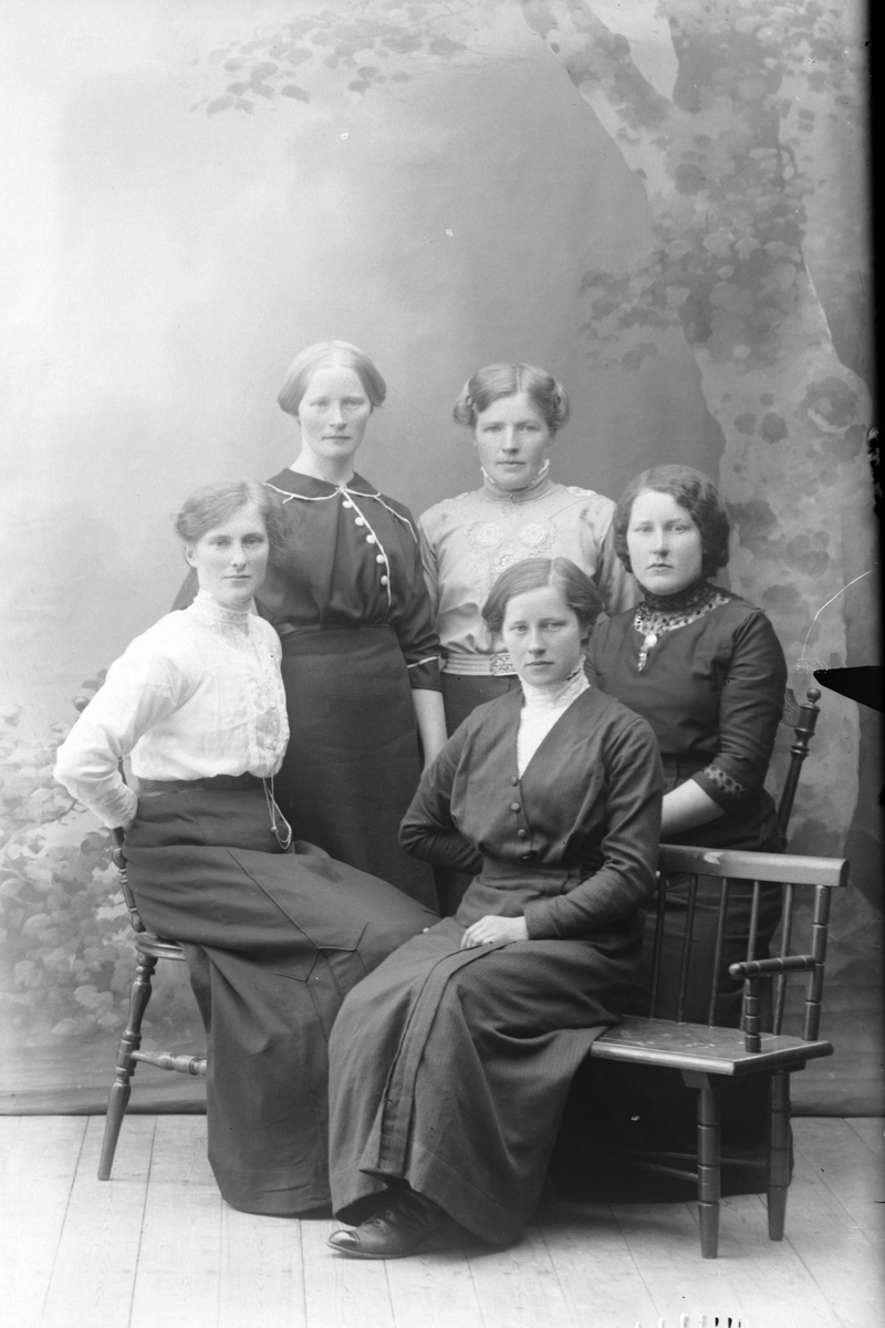 Studioportrett av fem kvinner i helfigur.