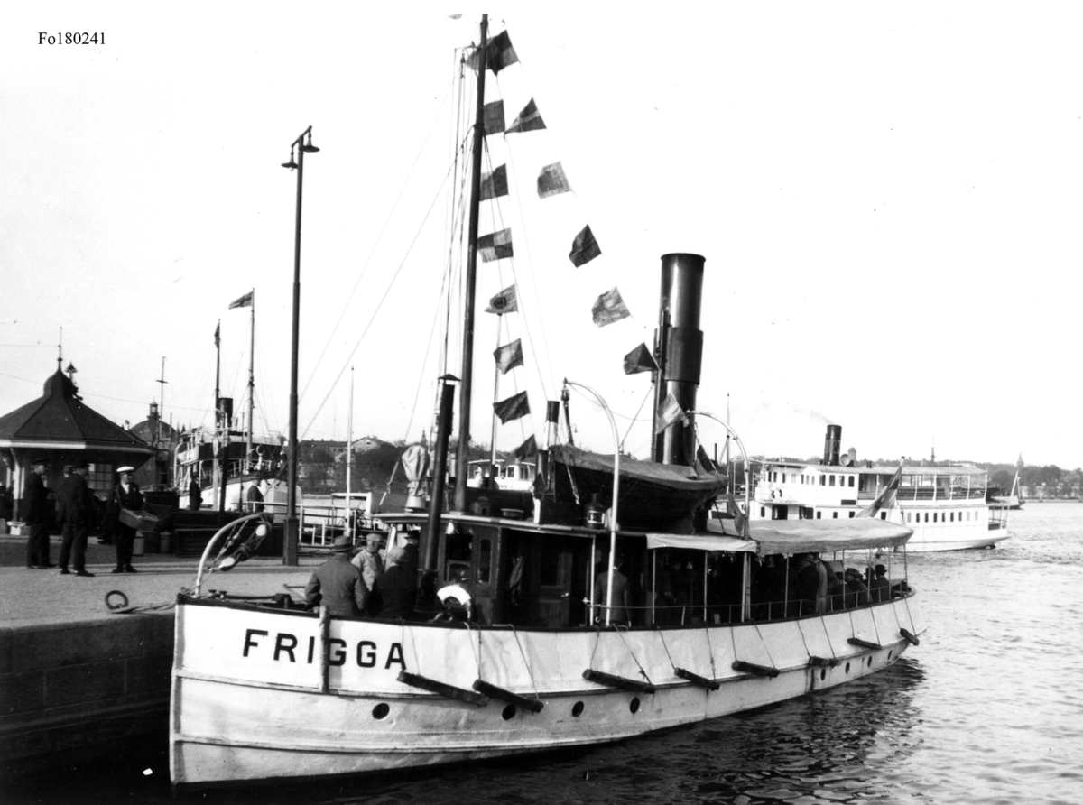I bakgrunden syns ångfartyget Brevik I och skymd Sandhamn I.