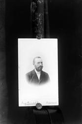 Reproduksjon av mannsportrett i halvfigur.