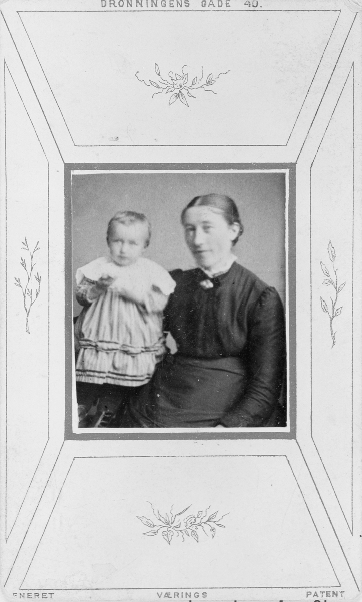 Portrett av Marie Mørk med datter.