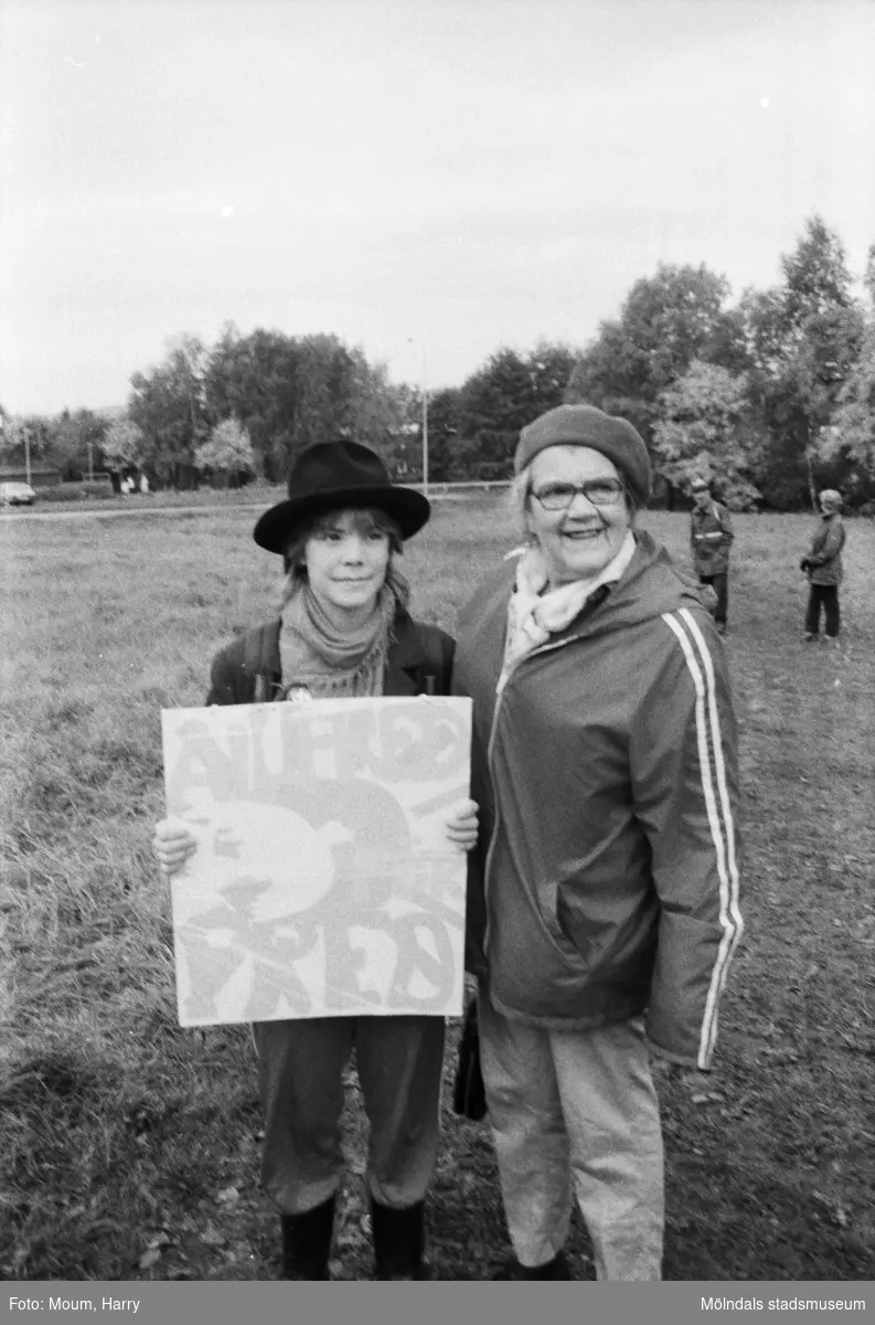 Fredsmarsch från Rävekärr till Lindome kyrka, år 1984. "Ninni Jansson och Astrid Pettersson medverkade i fredsmarschen från Rävekärr till Lindome."

För mer information om bilden se under tilläggsinformation.