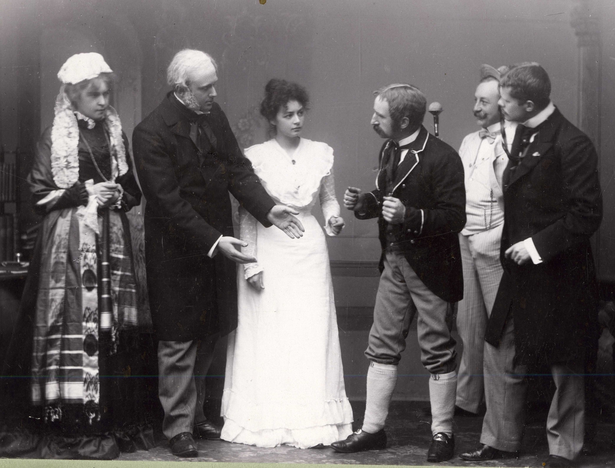Helga Wilse, Frits Duus, Matina Schweigaard, Anders Krogsrud, Oluf Jensen og Nicolai Wilse i teaterkostyme. Fra amatørkomedie i Kragerø ca. 1910.
