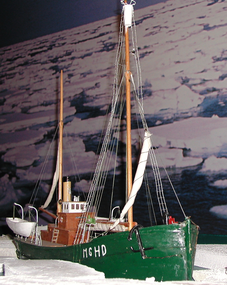Modellen er en kopi av "Jopeter" (I) som var bygd i tre med isklasse for ferdsel i arktiske områder. Skuten hadde utkikstønne i formasten, så skipperen lettere kunne dirigere skuten gjennom isen derfra.