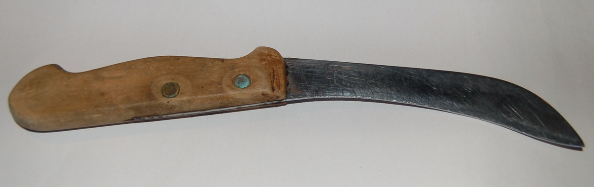 Svakt buet breibladet knivform. Bladet er festet til skjeftet med 2 messingnagler.