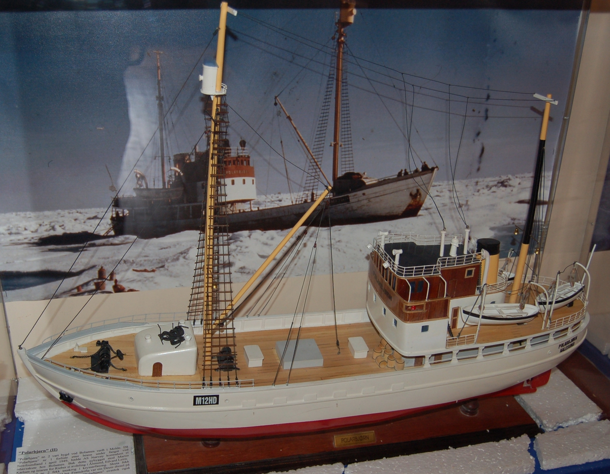 "Polarbjørn" (II) var bygd i tre med isklasse for ferdsel i arktiske og antarktiske områder. Skuten hadde utkikstønne i formasten, så skipperen lettere kunne dirigere skuten gjennom isen derfra.
