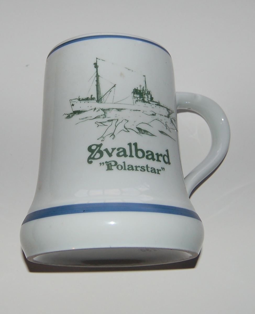 Utsmykka souvenirkrus i glassert porselen.
Motiv: M/S "Polarstar" i isen.
Tekst: Svalbard. Polarstar.