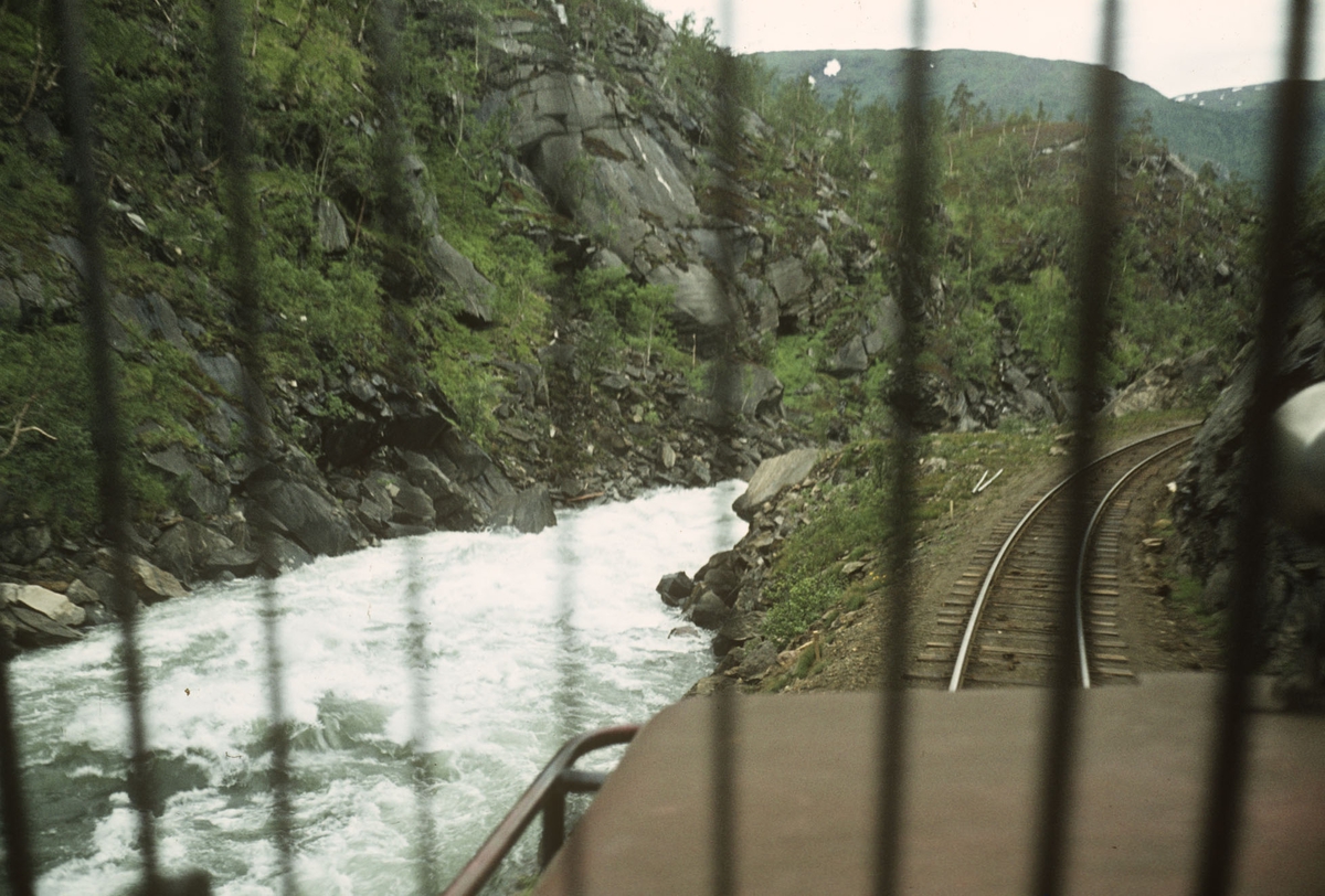 Utsikt fra diesellokomotivet SAULO på Sulitjelmabanen ved Glefsa nær Hellarmo på strekningen Sjønstå-Hellarmo