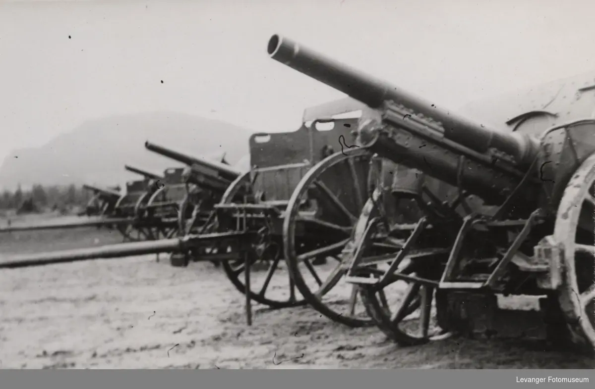 Artilleri,  felthaubitzere  10,5 cm.